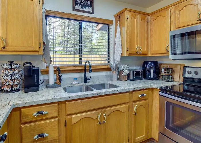 Holiday home 2 Mi To Show Lake: Scenic W/ Balcony